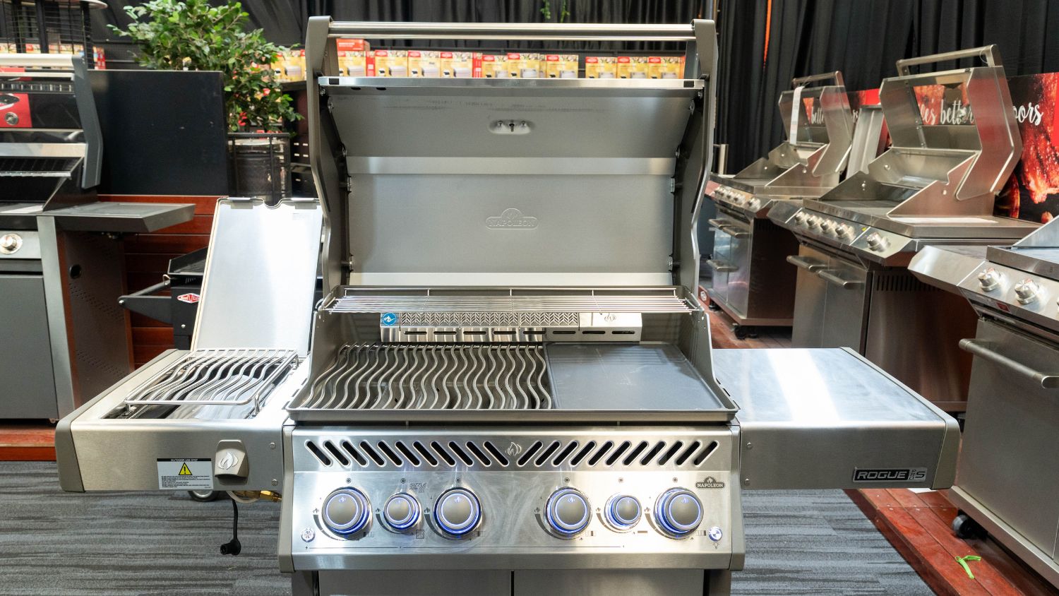 Napoleon Rogue Pro-S 525 SS 4 Burner BBQ with Infrared Sizzle Sideburner