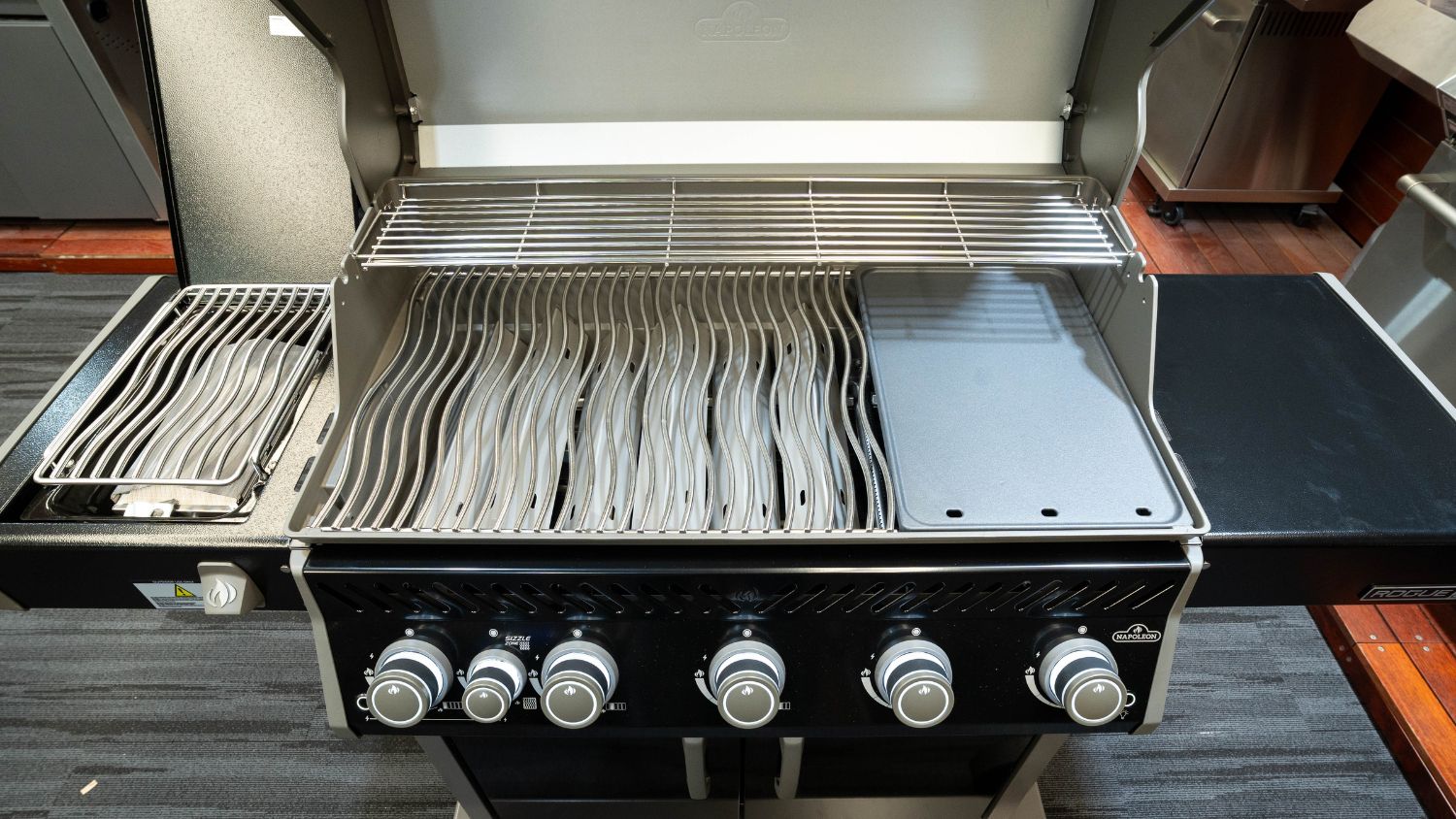 Napoleon Rogue Pro 625 Black 5 Burner BBQ with Infrared Sizzle Sideburner