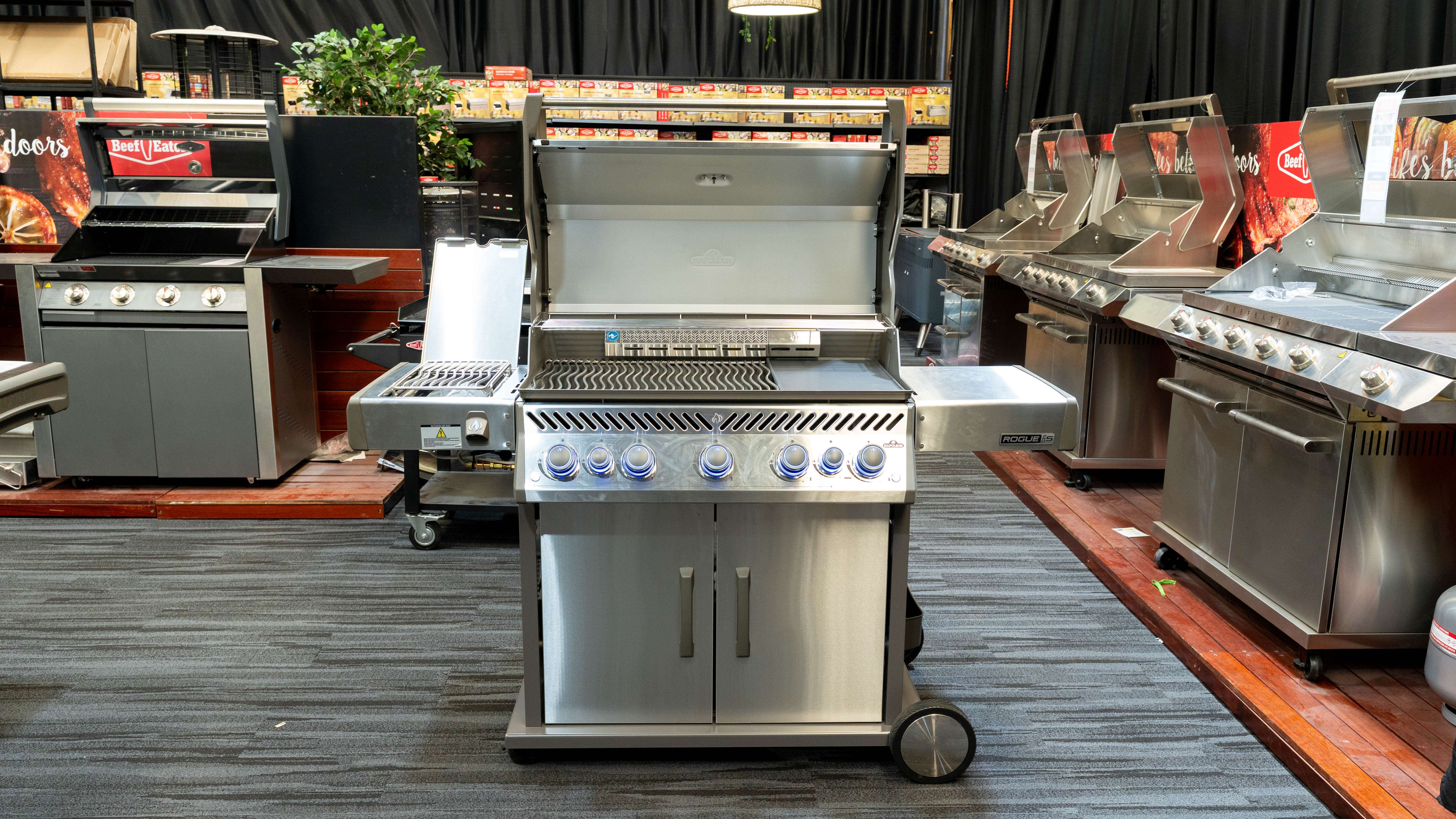 Napoleon Rogue Pro-S 625 SS 5 Burner BBQ with Infrared Sizzle Sideburner