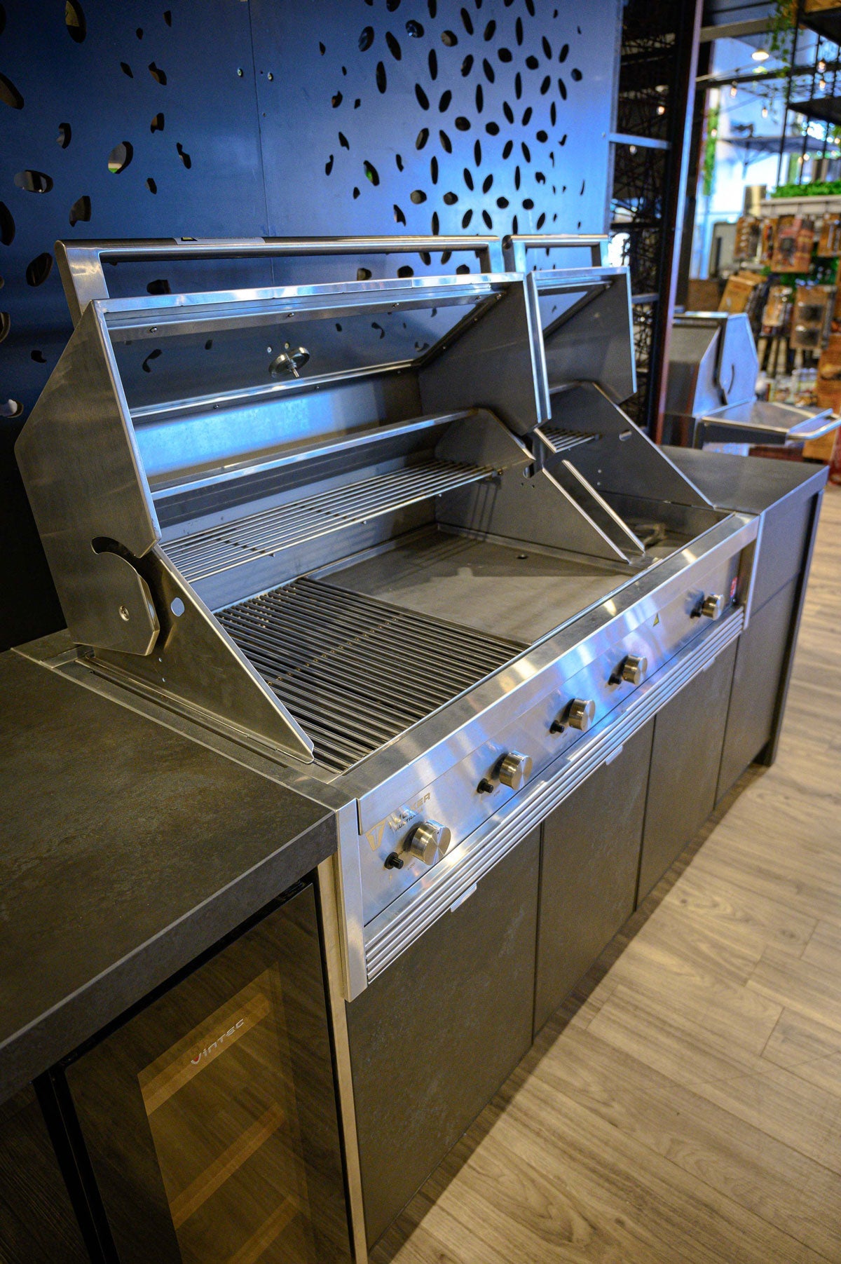 Tucker R Class V8+1 BBQ Built In with Flame Failure
