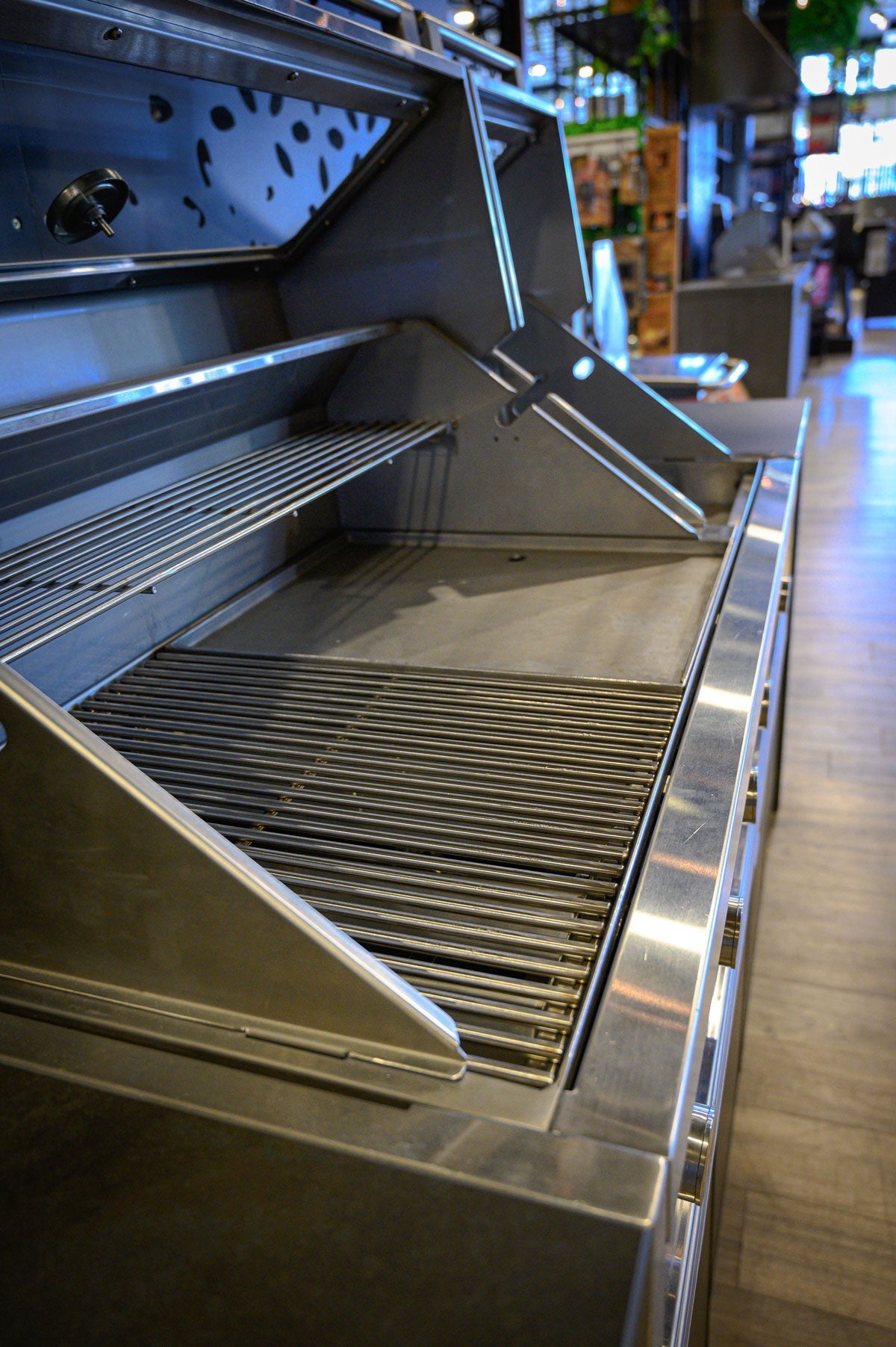 Tucker R Class V8+1 BBQ Built In with Flame Failure