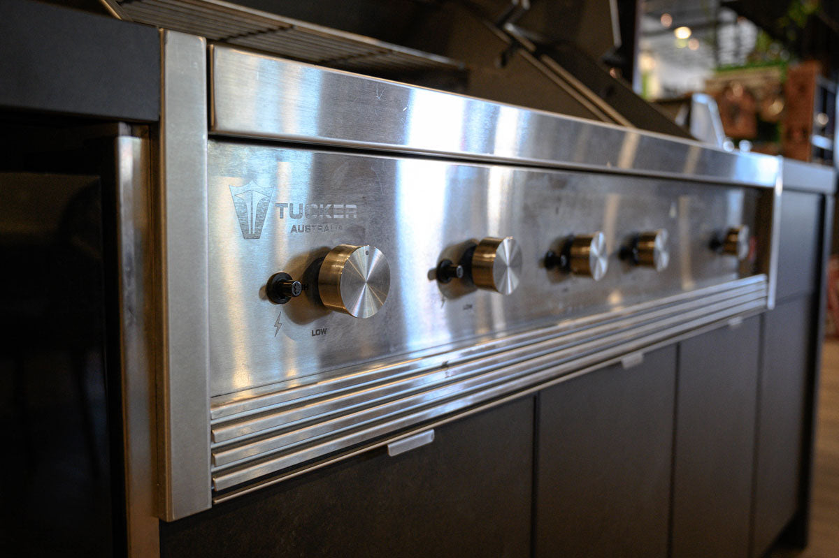 Tucker R Class V8+1 BBQ Built In with Flame Failure