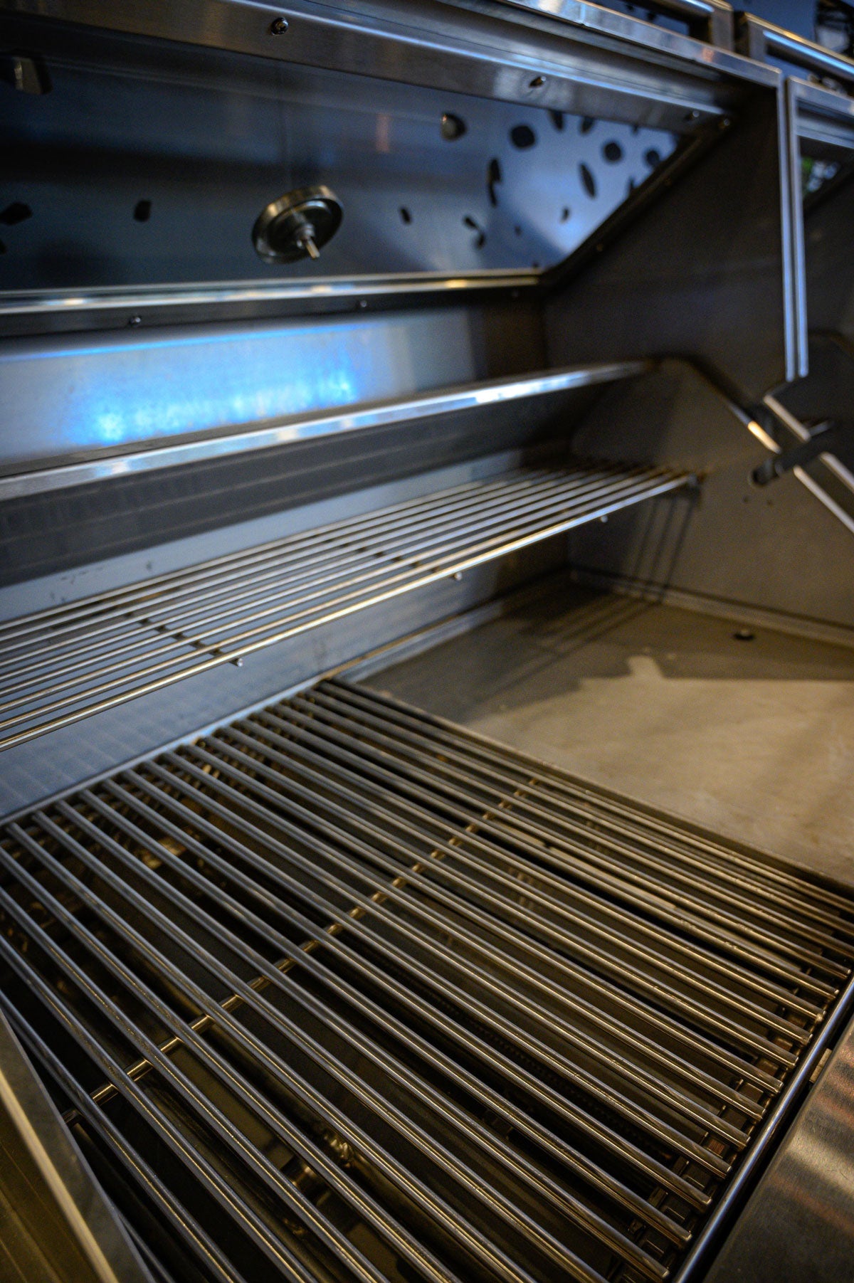 Tucker R Class V8+1 BBQ Built In with Flame Failure