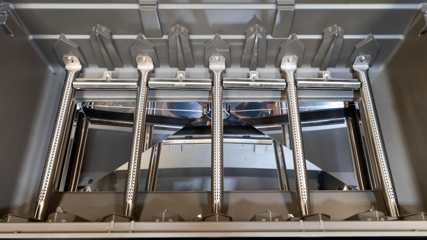 Napoleon Rogue Pro 625 Black 5 Burner BBQ with Infrared Sizzle Sideburner