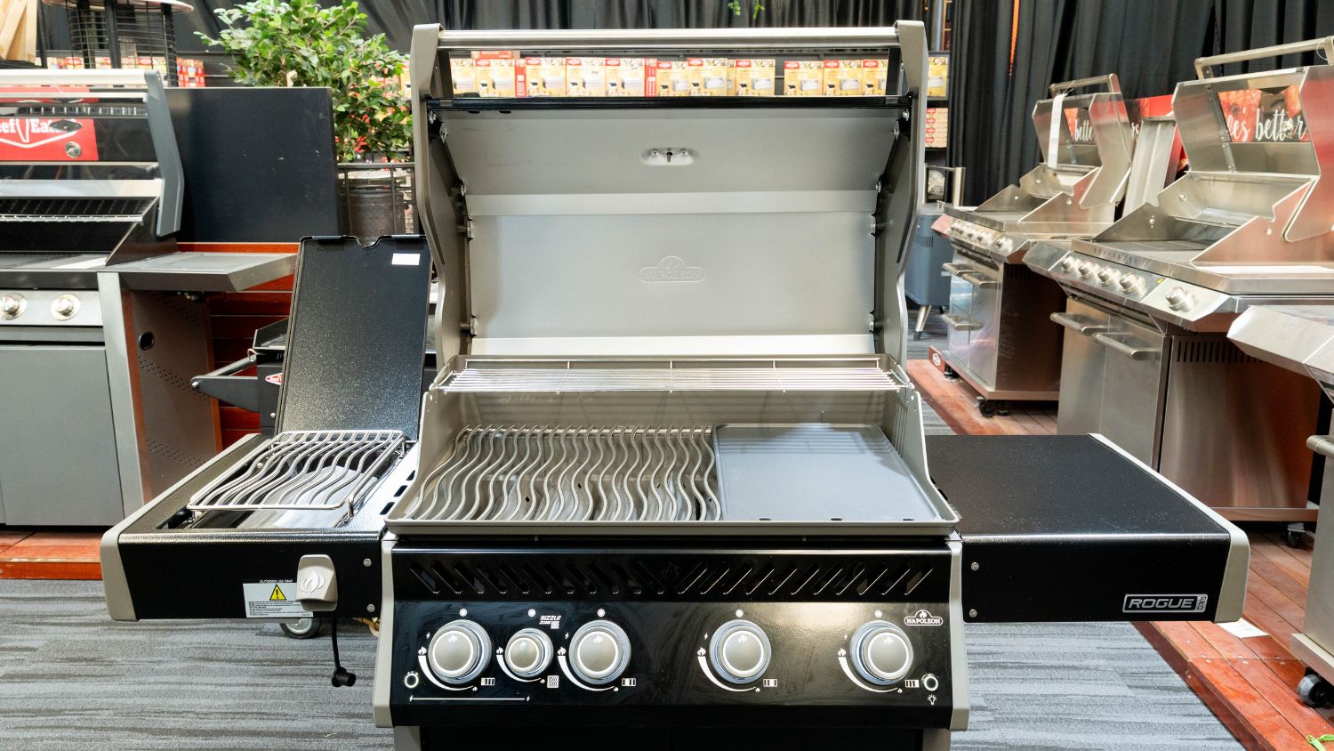 Napoleon Rogue Pro 525 Black 4 Burner BBQ with Infrared Sizzle Sideburner