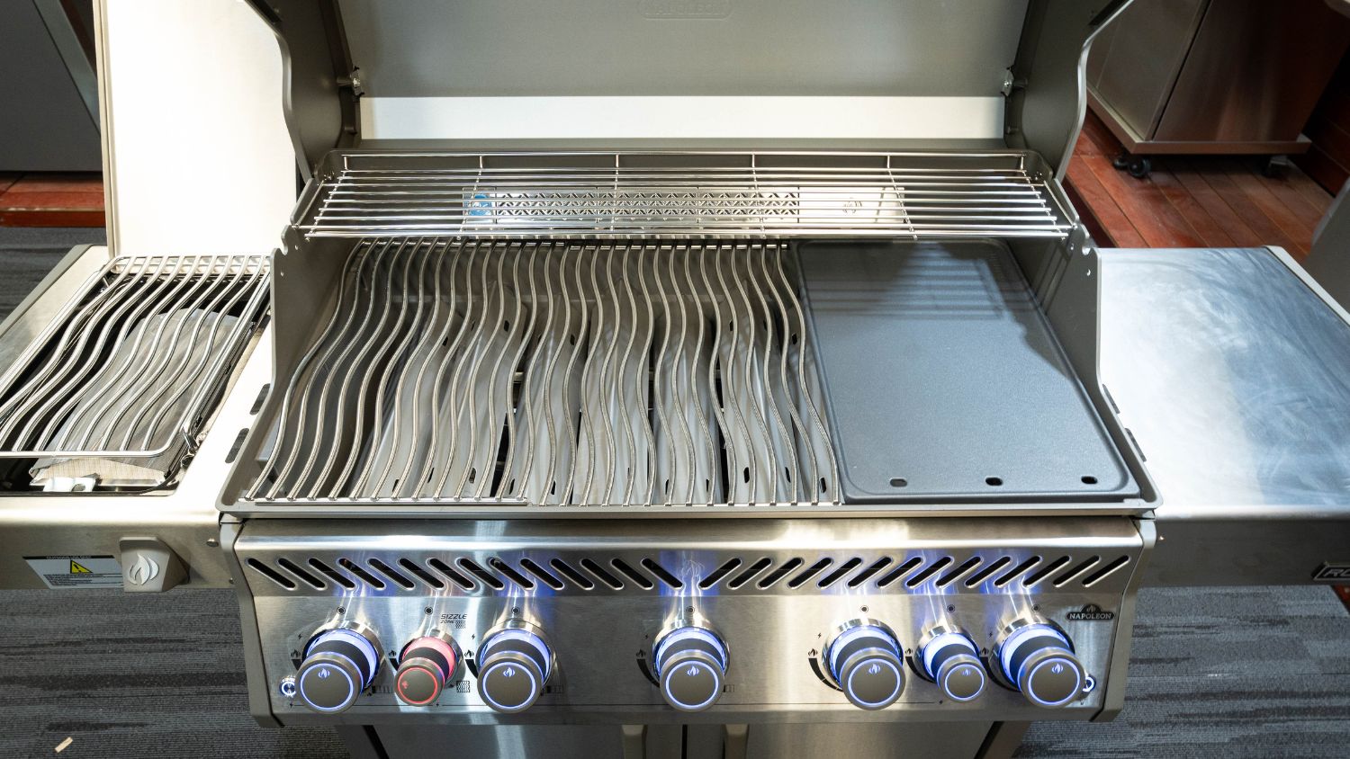 Napoleon Rogue Pro-S 625 SS 5 Burner BBQ with Infrared Sizzle Sideburner