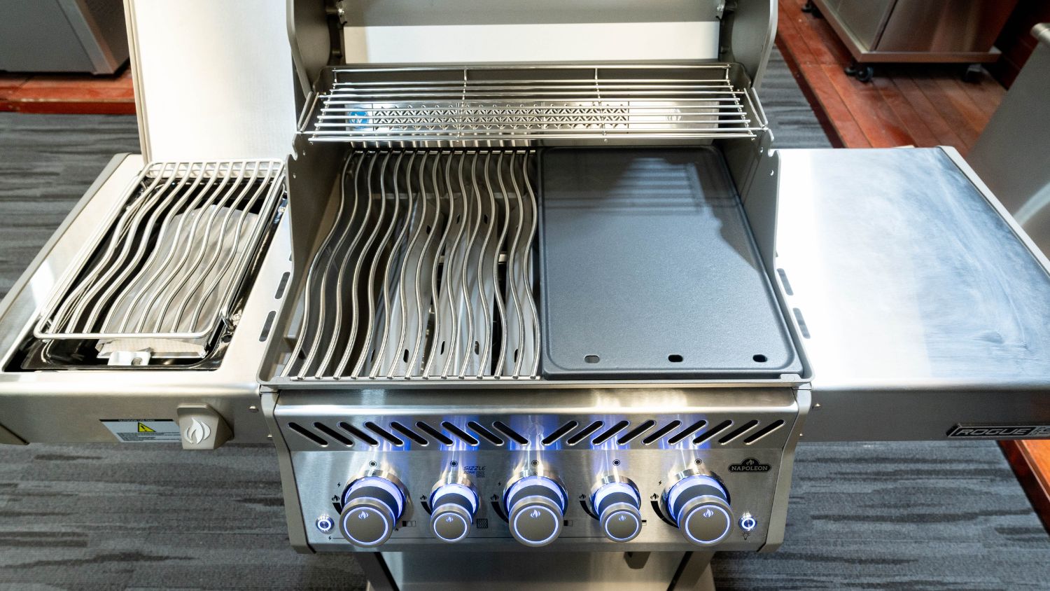 Napoleon Rogue Pro-S 425 SS 3 Burner BBQ with Infrared Sizzle Sideburner