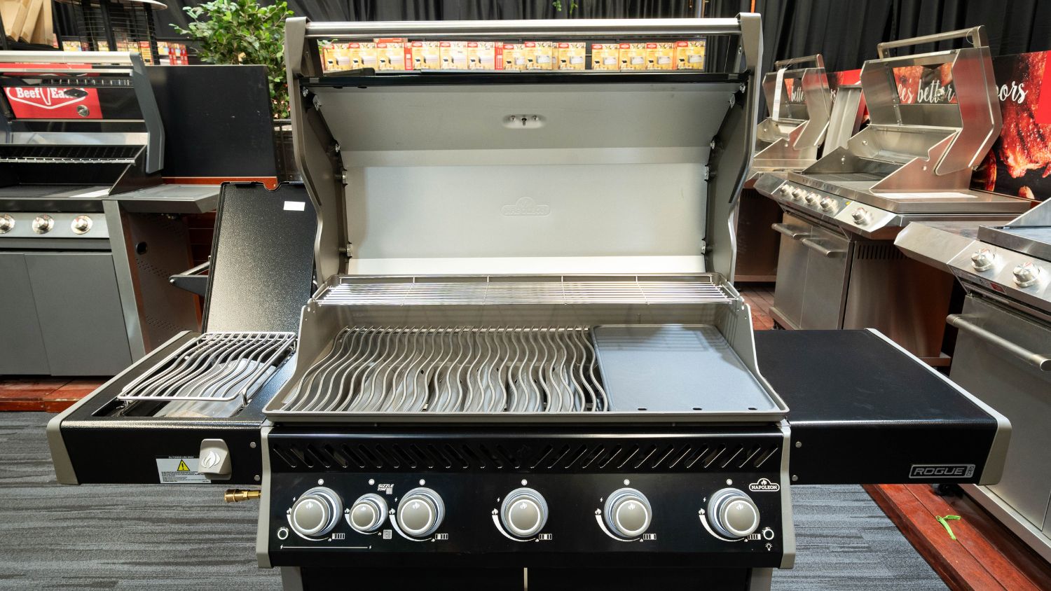 Napoleon Rogue Pro 625 Black 5 Burner BBQ with Infrared Sizzle Sideburner