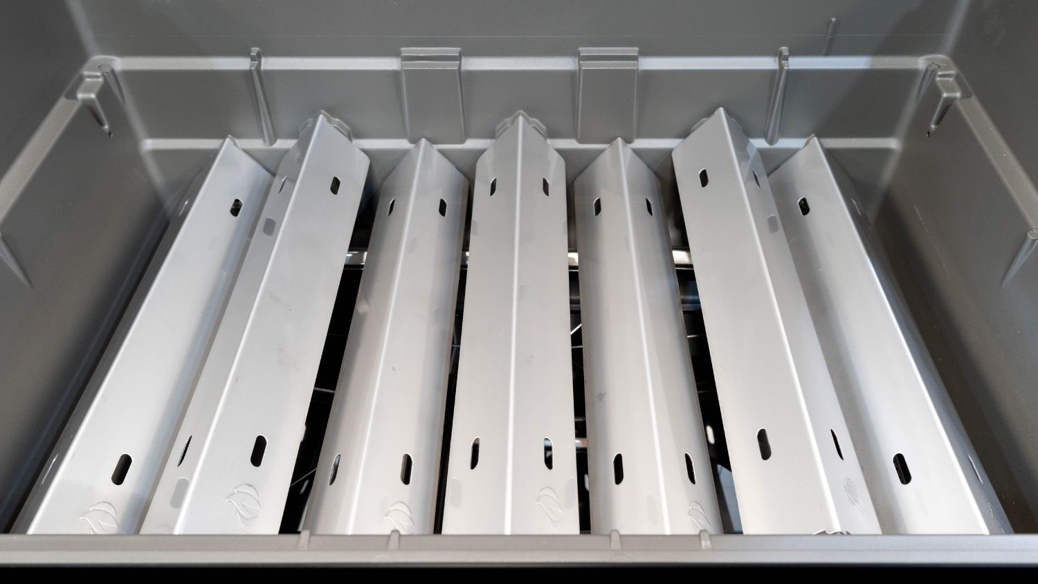 Napoleon Rogue Pro 525 Black 4 Burner BBQ with Infrared Sizzle Sideburner