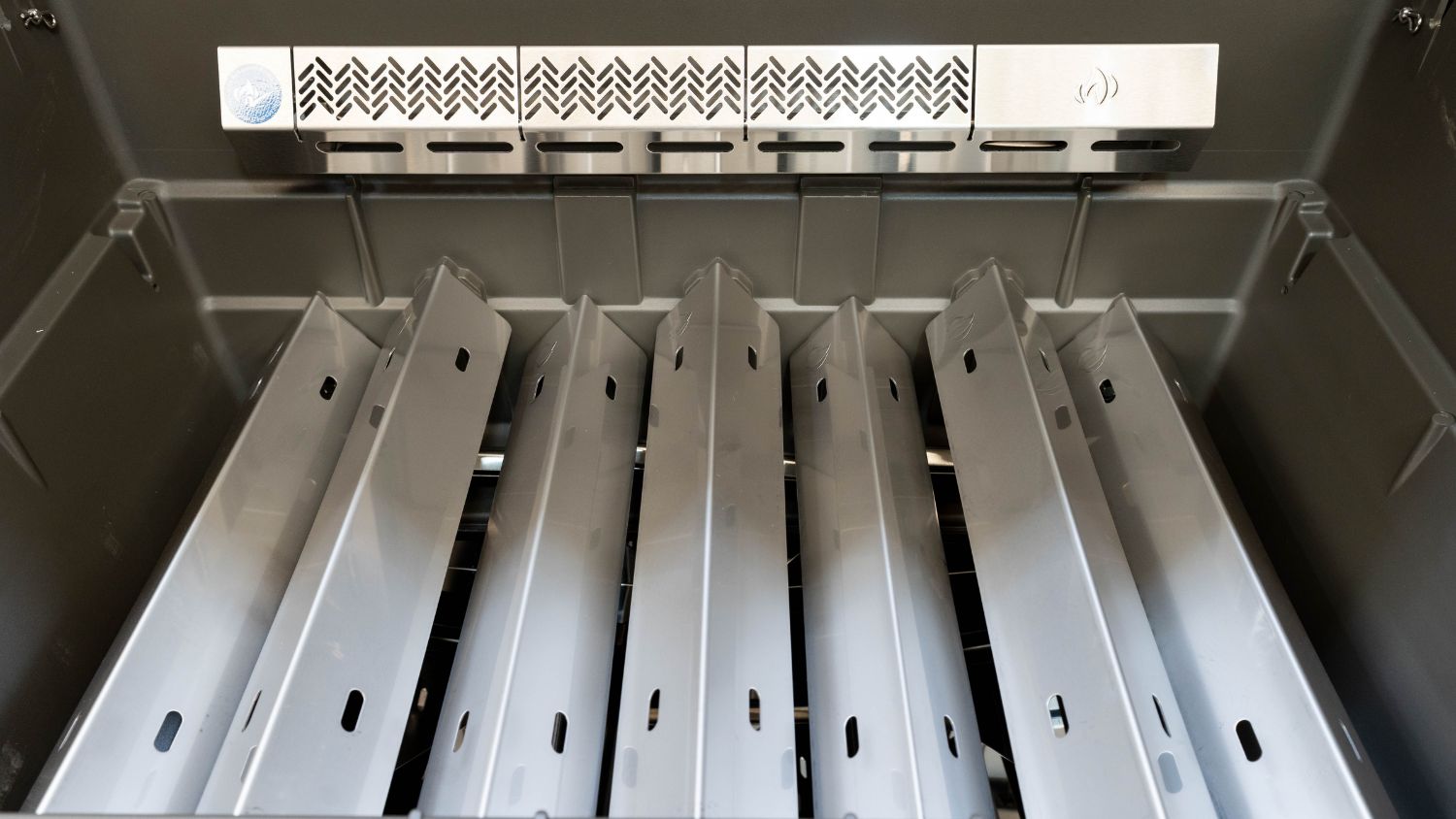 Napoleon Rogue Pro-S 525 SS 4 Burner BBQ with Infrared Sizzle Sideburner