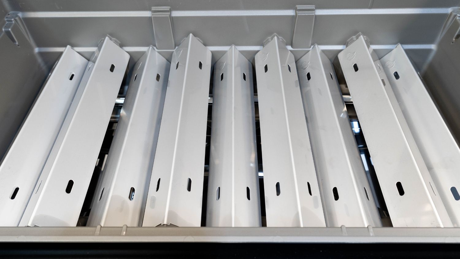 Napoleon Rogue Pro 625 Black 5 Burner BBQ with Infrared Sizzle Sideburner