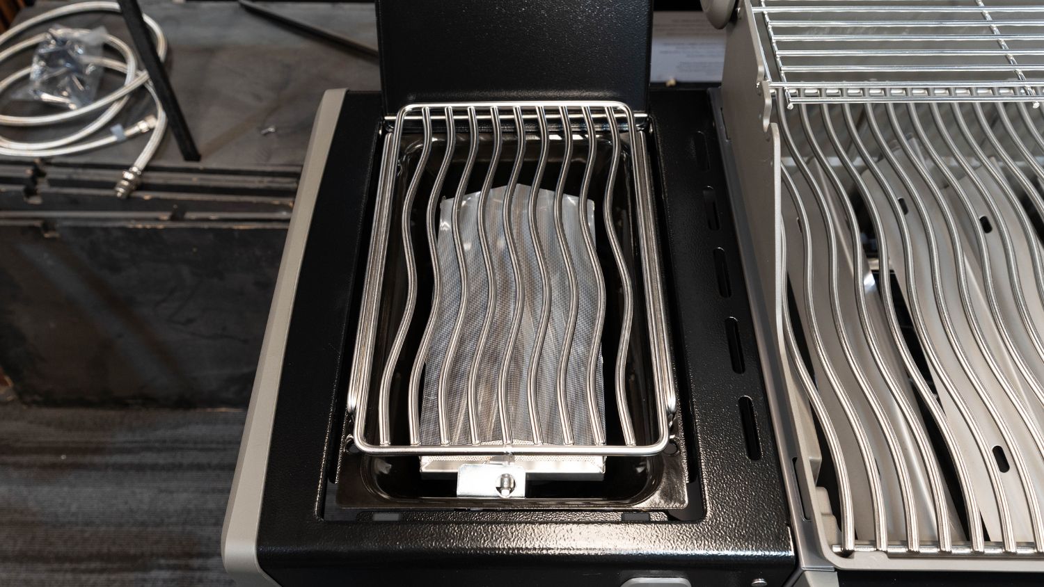 Napoleon Rogue Pro 625 Black 5 Burner BBQ with Infrared Sizzle Sideburner