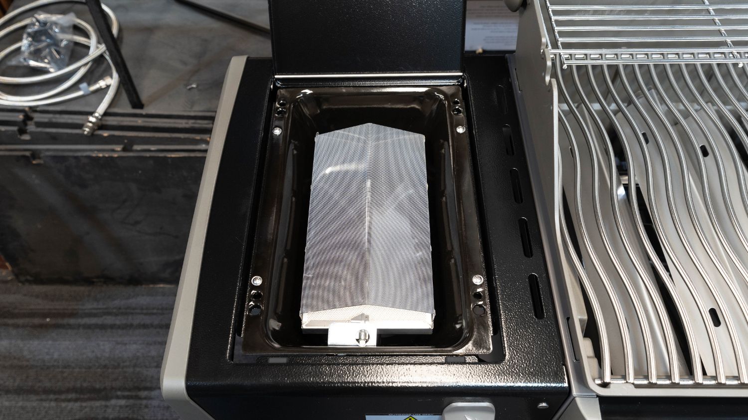 Napoleon Rogue Pro 625 Black 5 Burner BBQ with Infrared Sizzle Sideburner