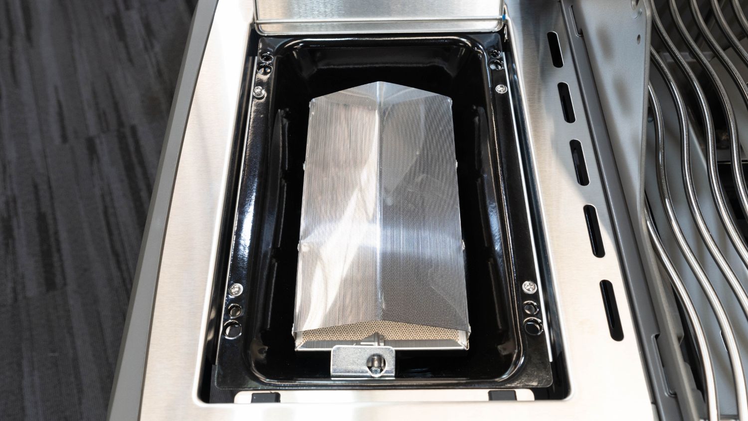 Napoleon Rogue Pro-S 525 SS 4 Burner BBQ with Infrared Sizzle Sideburner